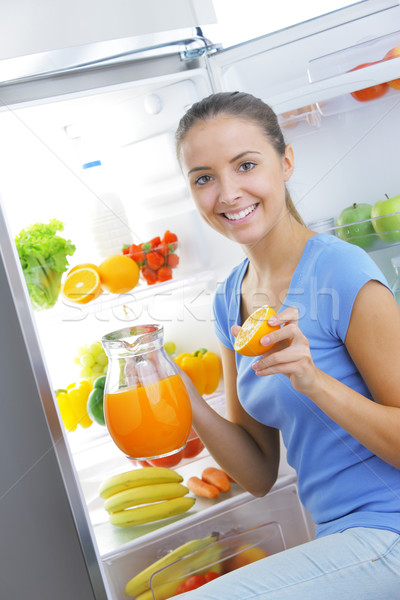 Portakal suyu güzel genç kadın buzdolabı kız meyve Stok fotoğraf © stokkete