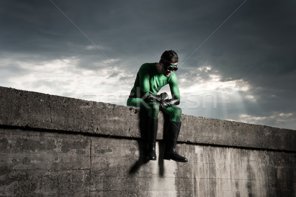 Superhero dramatyczny niebo zielone zamyślony posiedzenia Zdjęcia stock © stokkete