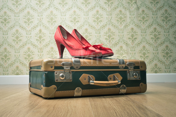Stock foto: Jahrgang · Koffer · rot · Schuhe · weiblichen · gepunktete