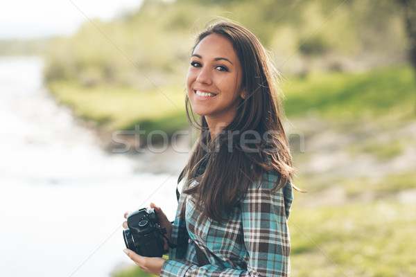 Hermosa fotógrafo retrato sonriendo femenino posando Foto stock © stokkete