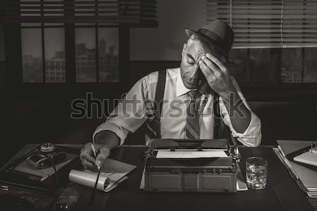 Professionelle Berichterstatter arbeiten spät Nacht Schreibtisch Stock foto © stokkete