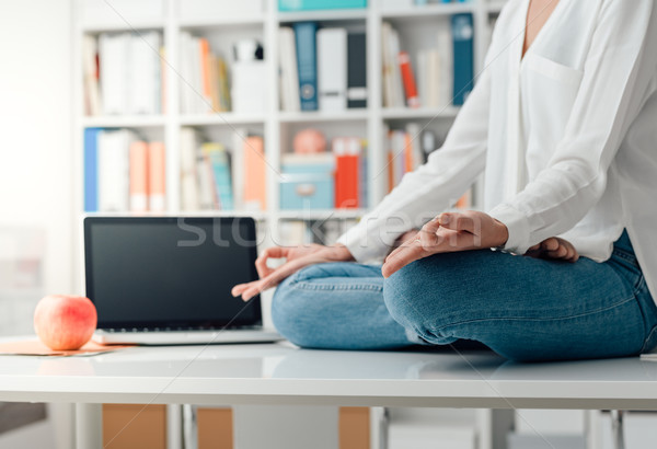 Mulher meditação secretária casa Foto stock © stokkete