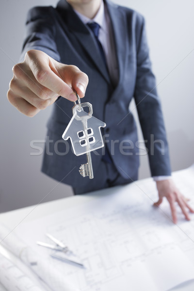 Jungen Geschäftsmann Haus Schlüssel Immobilien Stock foto © stokkete