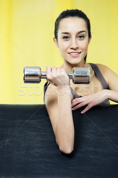 Portré fiatal nő emel szabad súlyok nők Stock fotó © stokkete