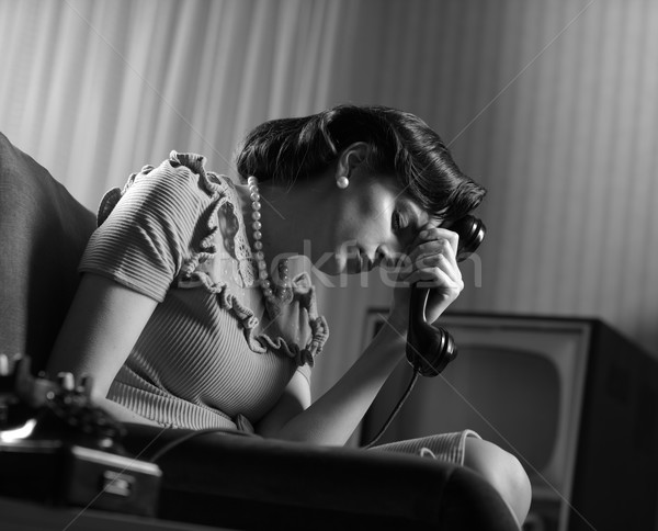 Bad news deprimat femeie vechi telefon acasă Imagine de stoc © stokkete