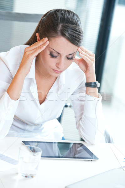 Uitgeput zakenvrouw zakenvrouw lijden laptop zakenlieden Stockfoto © stokkete