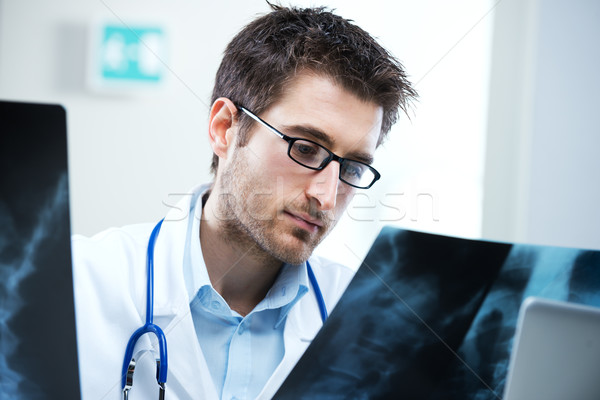 Radiológus vizsga profi megvizsgál röntgen kép Stock fotó © stokkete