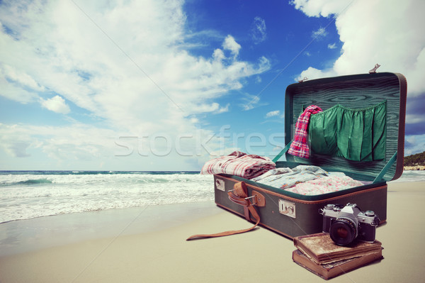 Beira-mar férias abrir mala velho livros Foto stock © stokkete