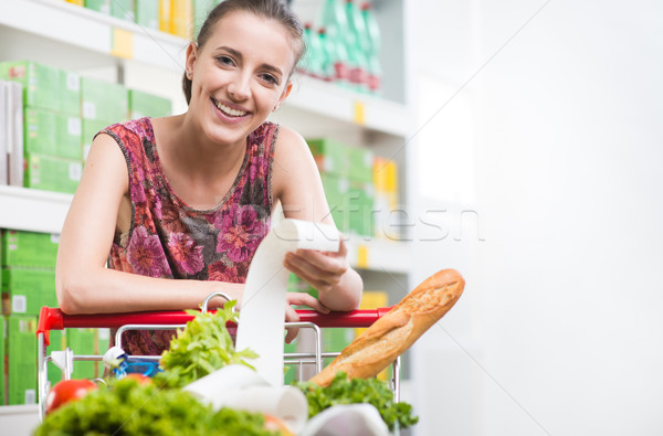 Frau Erhalt Supermarkt lächelnde Frau lange Stock foto © stokkete