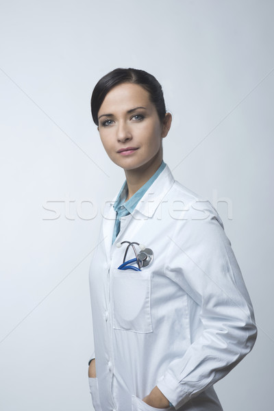 Stockfoto: Vrouwelijke · arts · laboratoriumjas · glimlachend · poseren · stethoscoop
