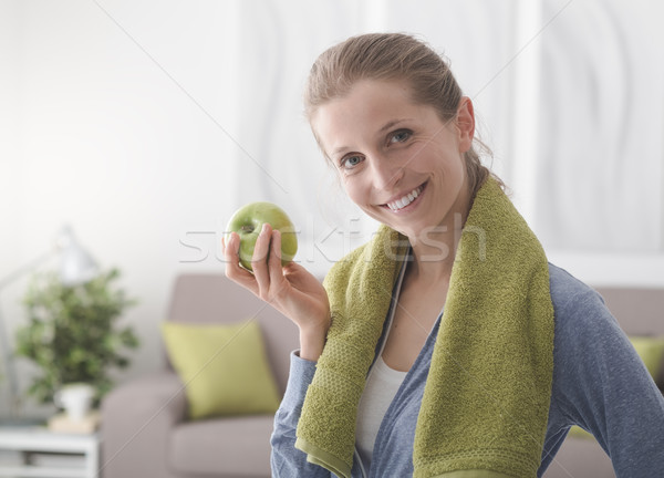 Dieta sana fitness donna sorridente mangiare mela Foto d'archivio © stokkete