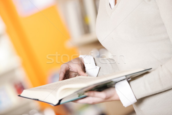 Estudiante libro manos mujeres de trabajo Foto stock © stokkete