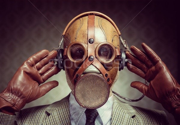 Vintage gasmasker hoofdtelefoon man luisteren naar muziek Stockfoto © stokkete