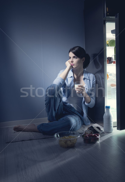 Nedormit femeie sticlă lapte trist şedinţei Imagine de stoc © stokkete