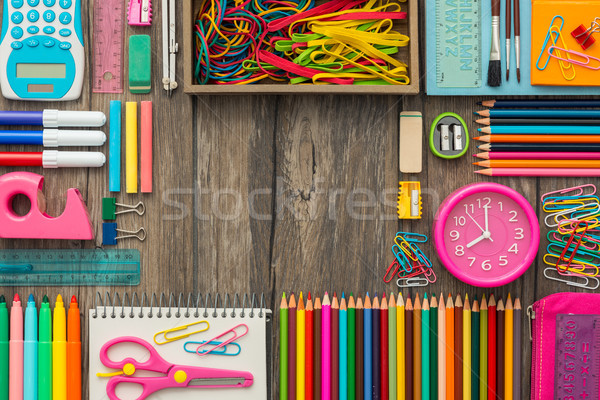 Foto stock: Volver · a · la · escuela · banner · colorido · lápices · objetos · escuela