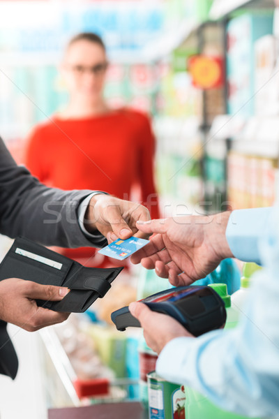 Stockfoto: Man · betalen · creditcard · kruidenier · winkelen · supermarkt