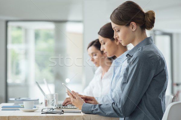Hatékony üzlet nők együtt dolgozni irodai asztal laptopok Stock fotó © stokkete