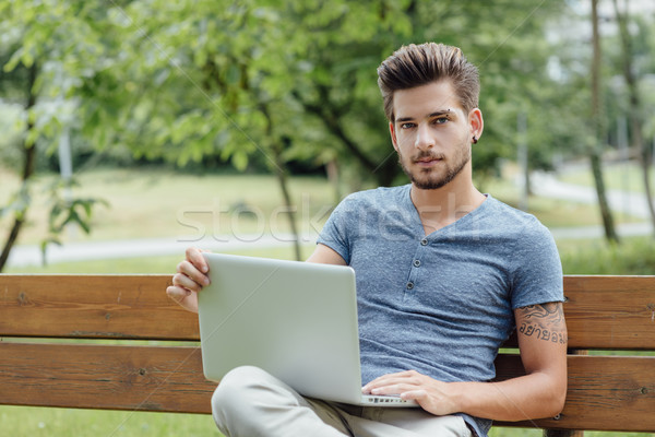 Foto stock: Hombre · guapo · usando · la · computadora · portátil · parque · jóvenes · relajante · sesión