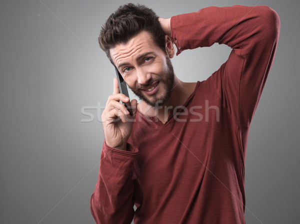 Bad news telefon tineri barbat frumos vorbesc Imagine de stoc © stokkete