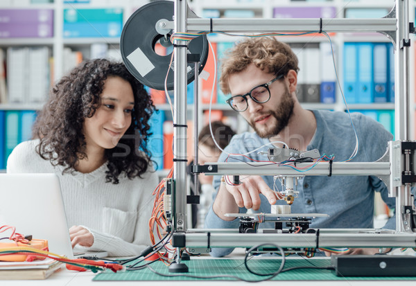 Mérnöki diákok 3D nyomtató laboratórium laptopot használ Stock fotó © stokkete