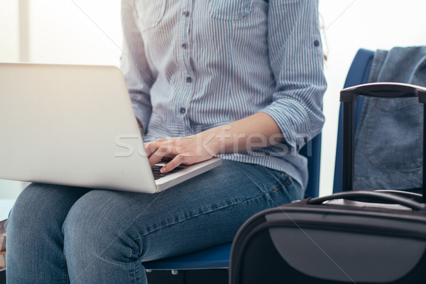 Kobieta poczekalnia młoda kobieta za pomocą laptopa lotniska Zdjęcia stock © stokkete
