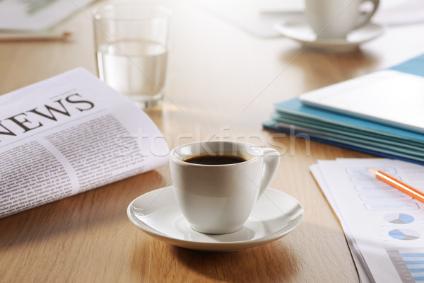 Business kantoor scène koffie krant water Stockfoto © stokkete
