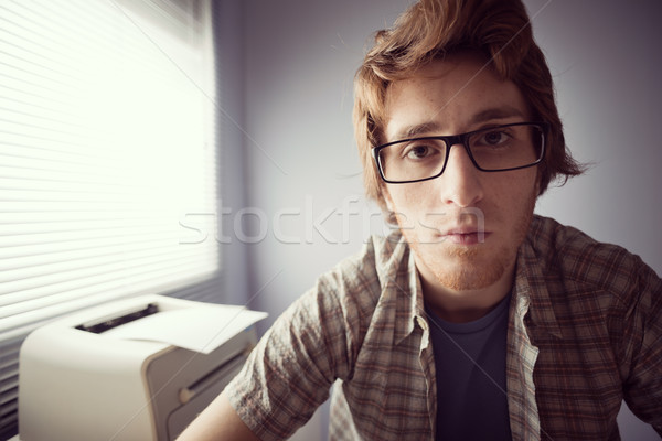 Staren monitor jonge nerd vent peinzend Stockfoto © stokkete