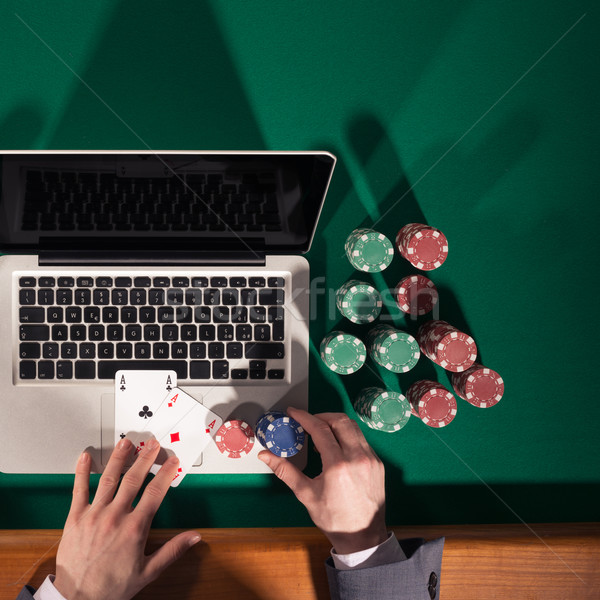 Foto stock: Línea · póquer · jugador · hombre · jugando · portátil