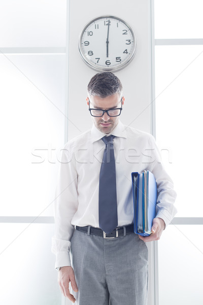 Frustriert Geschäftsmann stehen Uhr Büro Zeit Stock foto © stokkete