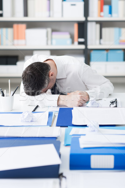 Uitgeput zakenman slapen bureau papierwerk stress Stockfoto © stokkete