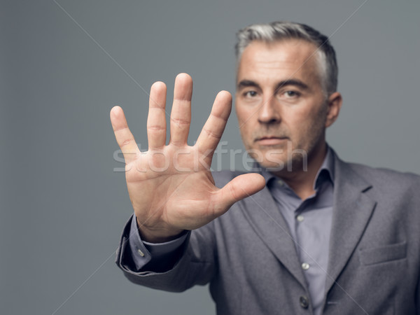 Stoppen gebaar zakenman hand afwijzing ontkenning Stockfoto © stokkete