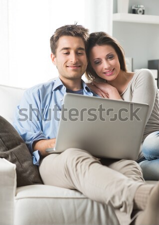 情侶 放寬 沙發 筆記本電腦 客廳 商業照片 © stokkete