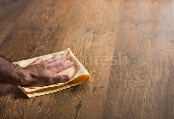 Mannelijke hand schoonmaken hout kamer Stockfoto © stokkete
