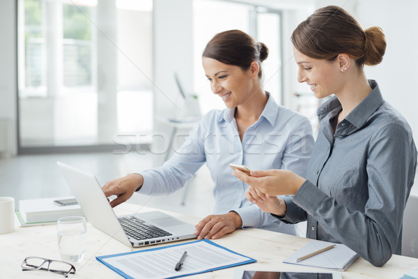 Stock fotó: üzlet · nők · együtt · dolgozni · laptop · irodai · asztal · csapatmunka