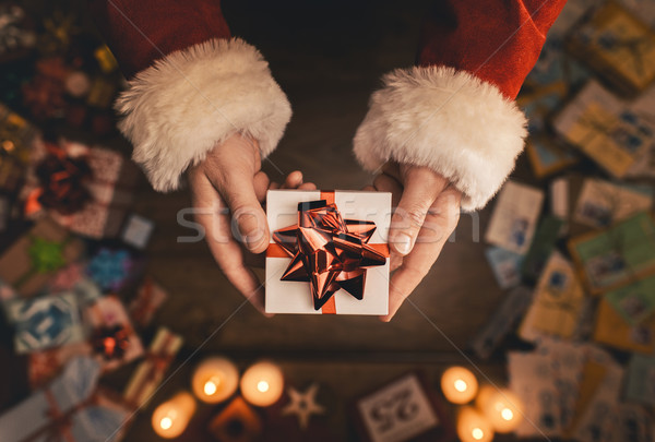 Święty mikołaj christmas obecnej dar wstążka ręce Zdjęcia stock © stokkete