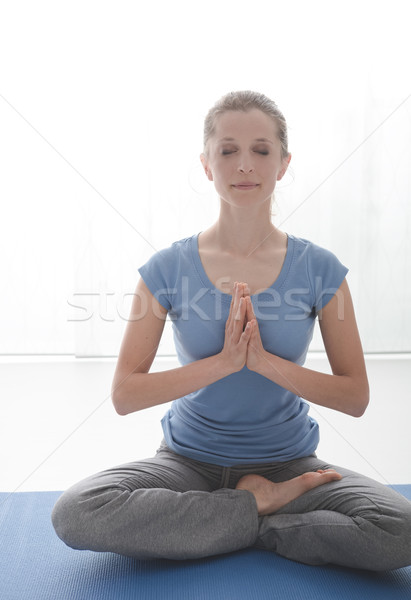 Ioga exercício mulher jovem meditação casa Foto stock © stokkete