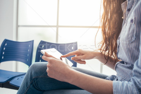 Mulher sala de espera mulher jovem sessão tela sensível ao toque Foto stock © stokkete