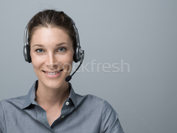 Centro de llamadas operador sonriendo mujer hermosa auricular Foto stock © stokkete