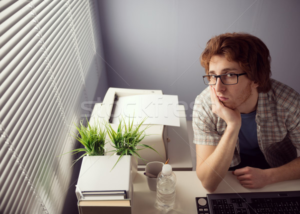 Noioso lavoro giovani annoiato ragazzo ufficio Foto d'archivio © stokkete