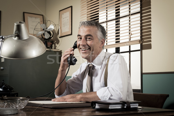 1950 glimlachend zakenman telefoon knap werken Stockfoto © stokkete