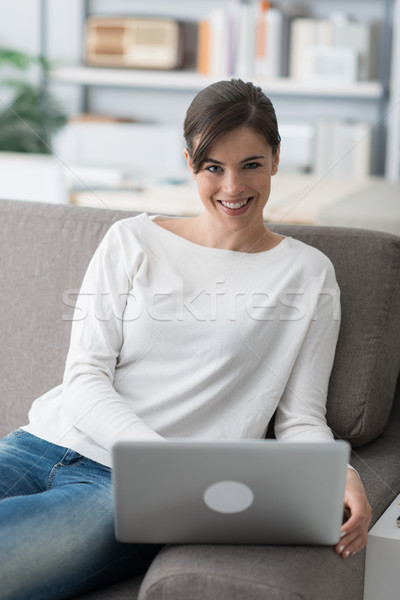 Stockfoto: Glimlachende · vrouw · met · behulp · van · laptop · gelukkig · jonge · vrouw · home · vergadering