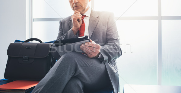 Imprenditore tablet maturo seduta sala di attesa Foto d'archivio © stokkete