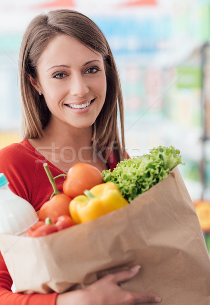 Mulher mercearia saco sorridente mulher jovem Foto stock © stokkete