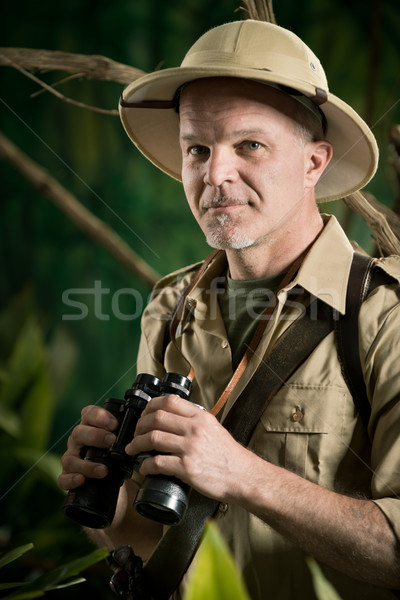 Aventurier junglă binoclu zâmbitor explorator colonial Imagine de stoc © stokkete