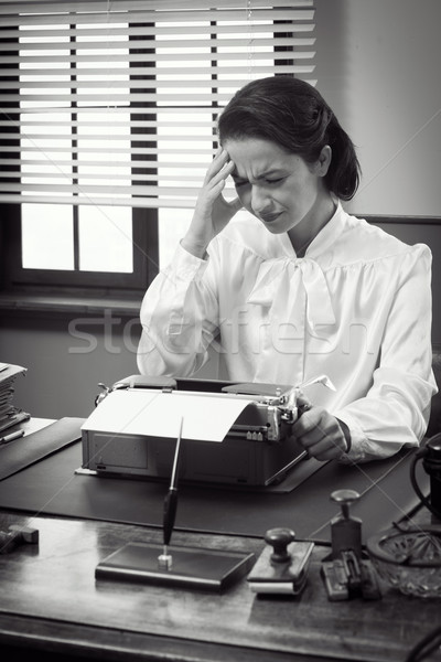 Klasszikus titkárnő fejfájás dolgozik irodai asztal megérint Stock fotó © stokkete