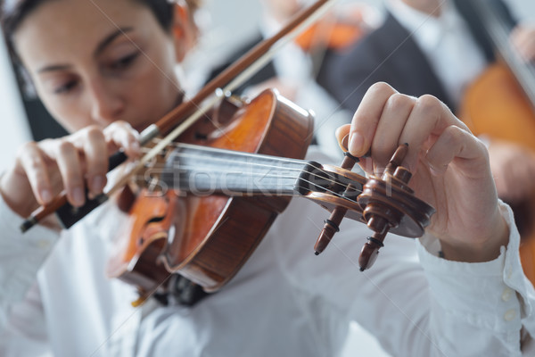 скрипач Тюнинг скрипки женщину виолончель игрок Сток-фото © stokkete
