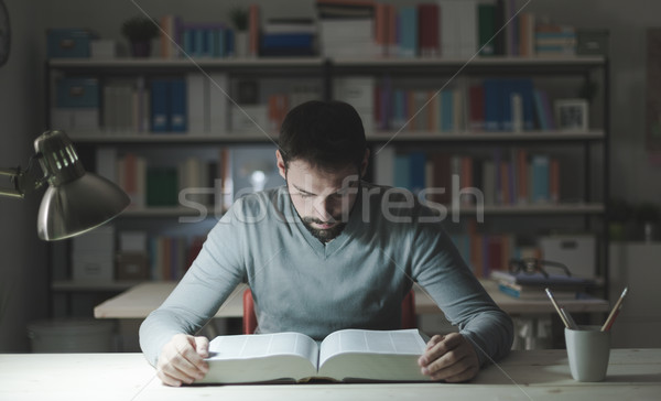 Smart man studeren nacht jonge man laat Stockfoto © stokkete