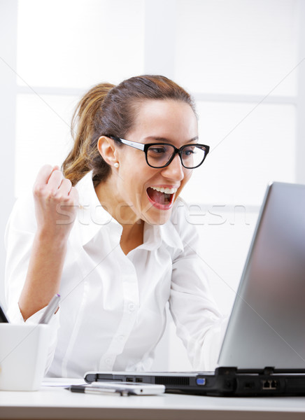 Victorie tineri femeie de afaceri folosind laptop muncă femeie de afaceri Imagine de stoc © stokkete