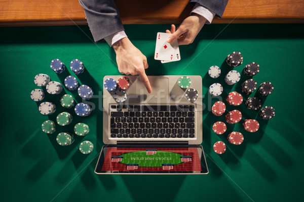 Stockfoto: Online · casino · poker · spelers · handen · laptop