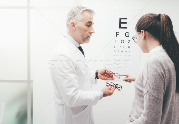 女子 選擇 對 眼鏡 眼科檢查 眼科醫生 商業照片 © stokkete